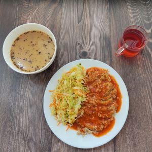Dieta podstawowa Zurek z ziemniakami Mięso wieprzowe z warzywami do kaszotto Sos pomidorowy Surówka wielowarzywna z olejem Kompot owocowy Kasza jęczmienna/sypko